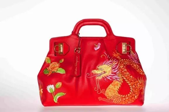 皮革刺繡會(huì)帶來怎么的效果？