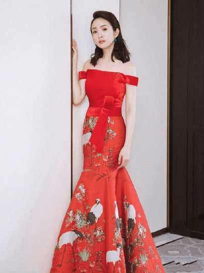 林依晨中國風(fēng)繡花連衣裙盡顯女神魅力