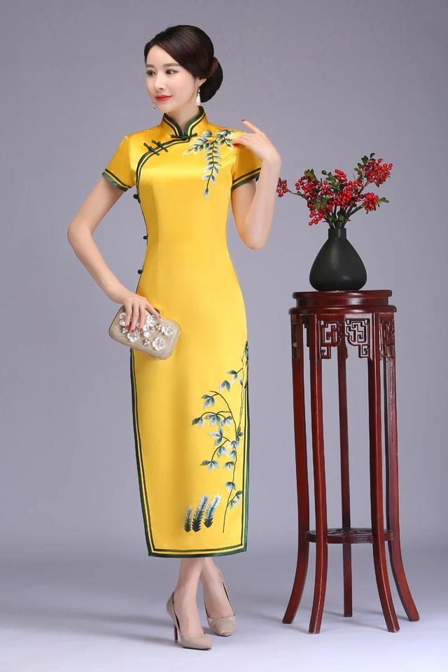 高級定制黃色水草繡花旗袍體現中國女人品味
